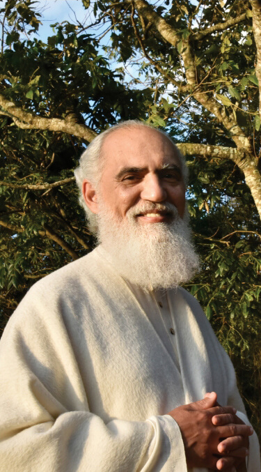 Sri Prem Baba em fundo de natureza